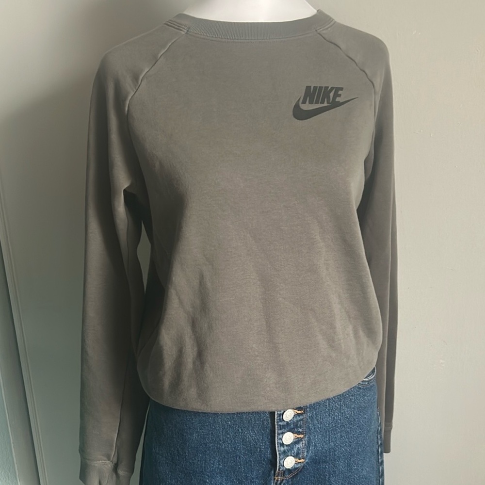 Nike Women's Logo Gray Long Sleeve Crewneck Sweatshirt Athletic Loungewear - Picture 10 of 10